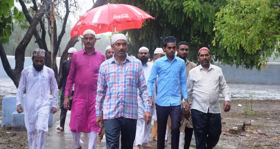 बरेली: बारिश के बीच अदा की गई ईद-उल-अजहा की नमाज