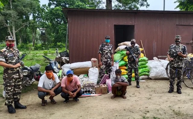 लखीमपुर-खीरी: नेपाल सीमा पर लाखों के माल सहित तस्कर पकड़े