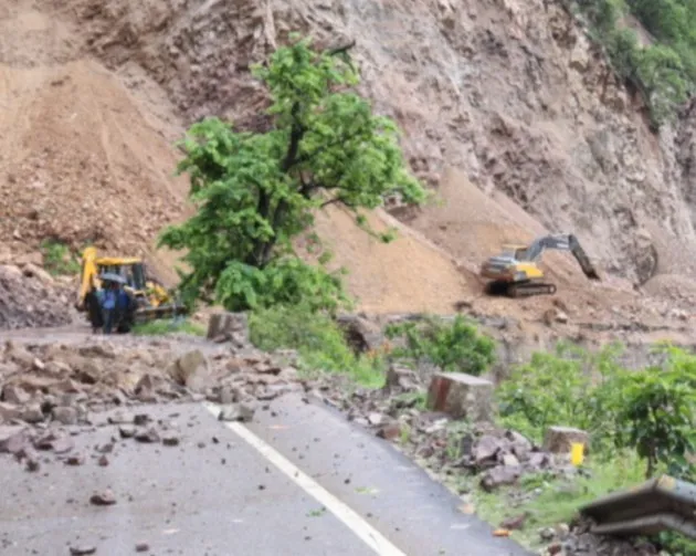 उत्तराखंड: भारी बारिश से भूस्खलन, राजमार्ग पर फंसे 150 लोग