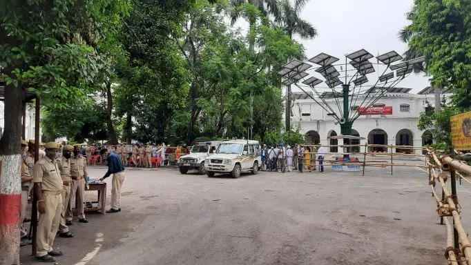 बरेली: जिला पंचायत अध्यक्ष पद के लिए मतदान जारी, सपाइयों ने किया हंगामा