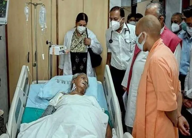 एसजीपीजीआई पहुंचे मुख्यमंत्री योगी आदित्यनाथ, कल्याण सिंह की तबियत का जाना हाल