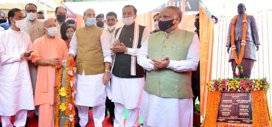 लखनऊ: राजनाथ सिंह व CM योगी ने किया स्वर्गीय लालजी टंडन की मूर्ति का अनावरण