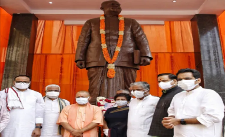 सीएम योगी ने डॉ. श्यामा प्रसाद मुखर्जी को दी श्रद्धांजलि, कहा-अखंड भारत के समर्थक थे भारत माता के महान सपूत डॉ. मुखर्जी