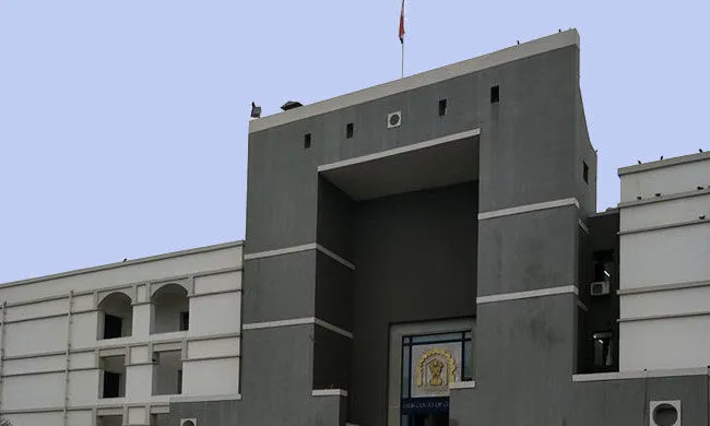 Gujarat High Court का फरमान- मास्क नहीं लगाने पर जुर्माना घटाना है तो पहले राज्य में 50% वैक्सीनेशन पूरा करना होगा