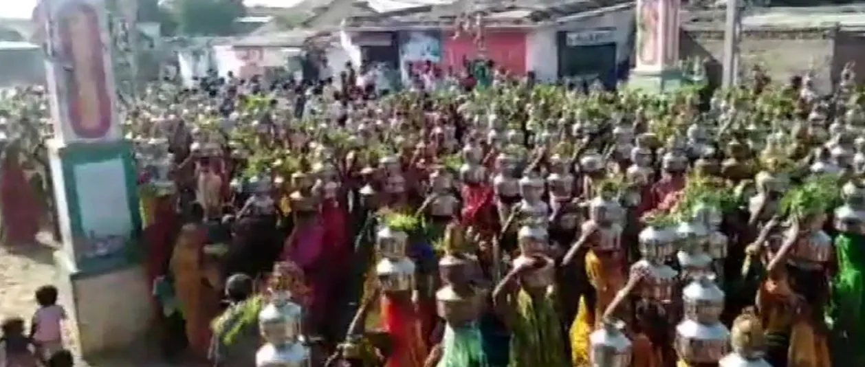 कोरोना के दौर में बेखौफ होते लोग, धार्मिक जुलूस निकाल किया नियमों का उल्लंघन