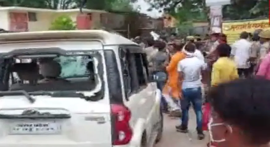 ब्लॉक प्रमुख चुनाव: महोबा, हमीरपुर और अमरोहा में बवाल, सपा-भाजपा समर्थक भिड़े, पुलिस का लाठीचार्ज