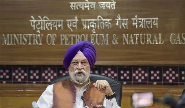 नए पेट्रोलियम मंत्री हरदीप सिंह पुरी ने संभाला कार्यभार, लेकिन नीचे नहीं आए ईंधन के दाम