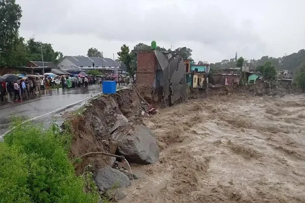 हिमाचल में भूस्खलन, मूसलाधार बारिश से जीवन हुआ अस्त-व्यस्त, मणिकर्ण में चार लोग बहे