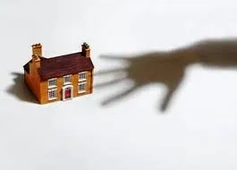 बरेली: नगर निगम कर्मचारी ने विधवा के मकान पर किया कब्जा