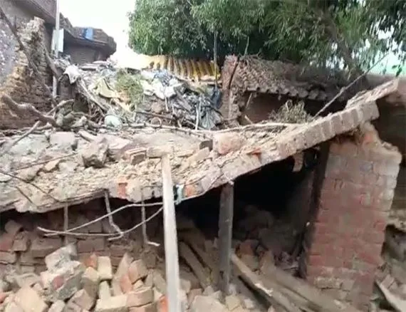 बरेली: सोलर प्लांट की मशीनों को ले जा रही गाड़ी की टक्कर से दो मकान ढहे, पांच लोग घायल