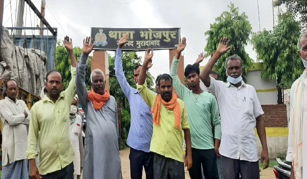 मुरादाबाद : आरोपियों की गिरफ्तारी की मांग को लेकर ग्रामीणों ने घेरा थाना, परिजनों में जबरदस्त आक्रोश
