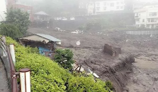 जापान में भारी बारिश के कारण भूस्खलन में बहे दर्जनों मकान, लापता लोगों की तलाश जारी