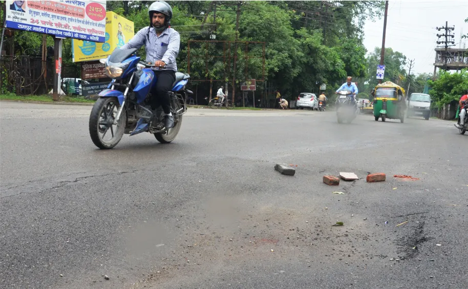 बरेली: पहली बारिश भी नहीं झेल पा रहीं शहर की कई सड़कें