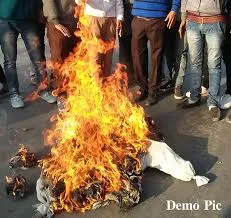 अल्मोड़ा: रसोई गैस के मूल्य में हुई वृद्धि, कांग्रेसी नेताओं ने किया सरकार का पुतला दहन