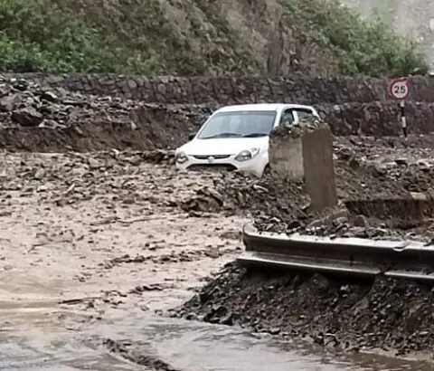 टनकपुर: बारिश से दरकी पहाड़ी, चम्पावत-टनकपुर राष्ट्रीय राजमार्ग बंद