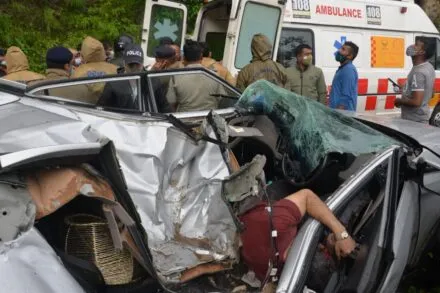 नैनीताल: कार के ऊपर बोल्डर गिरा और हो गया एक दर्दनाक हादसा