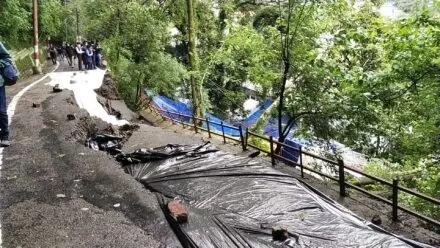 नैनीताल: राजभवन मार्ग का 30 मीटर हिस्सा चढ़ा विभागीय लापरवाही की भेंट