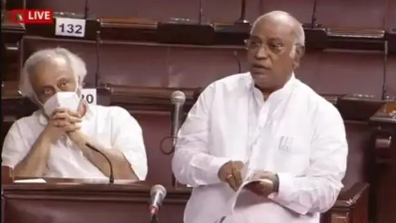 कोरोना पर चर्चा में खड़गे ने पीएम पर कसा तंज, कहा- खुद पर दोष न लेकर स्वास्थ्य मंत्री को बनाया बलि का बकरा