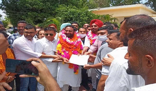 रामपुर : राज्यमंत्री के भाई कुलवंत के सिर सजा बिलासपुर के ब्लॉक प्रमुख का ताज, समर्थकों ने मनाया जश्न