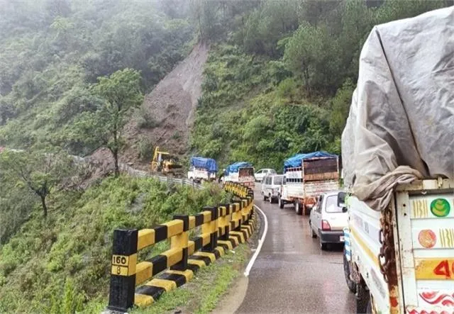 हिमाचल प्रदेश किन्नौर में भूस्खलन के बाद सड़क बंद, 60 से अधिक यात्री फंसे