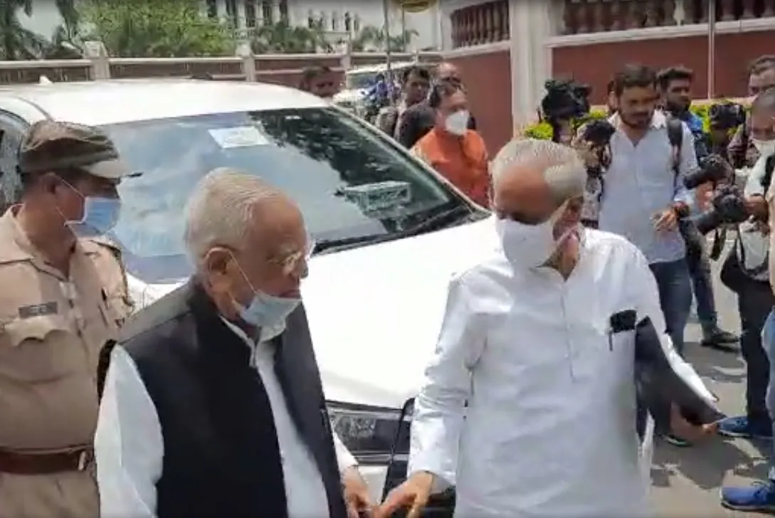 लखनऊ: समाजवादी प्रतिनिधिमंडल पहुंचा राजभवन, राज्यपाल से मिलकर करेंगे शिकायत
