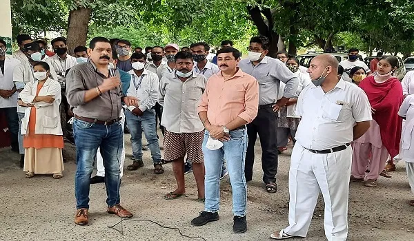 मुरादाबाद : सरकार के विरोध में दूसरे दिन भी गरजे स्वास्थ्यकर्मी, ठप रही ओपीडी