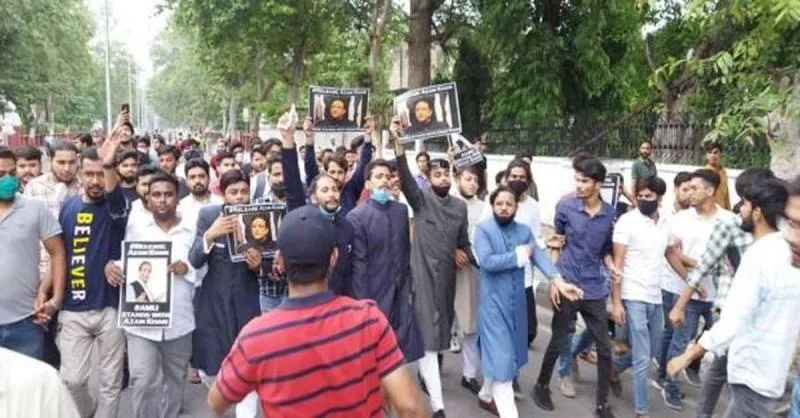अलीगढ़: आजम खान की रिहाई के लिए AMU में छात्रों ने निकाला मार्च