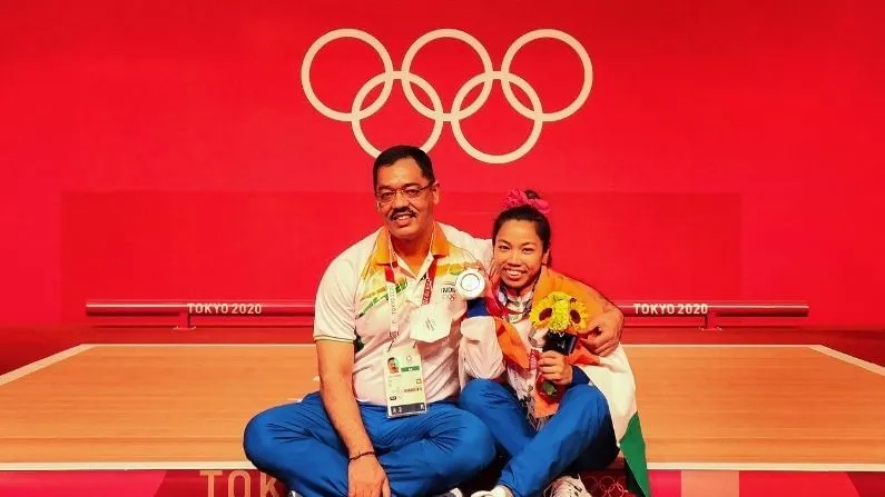 मीराबाई चानू सिल्वर मेडल लेकर लौटीं भारत, गर्मजोशी से हुआ स्वागत, मणिपुर सरकार ने बनाया एडिशनल एसपी | Mirabai Chanu Tokyo Olympics 2020 silver medallist returns to warm ...