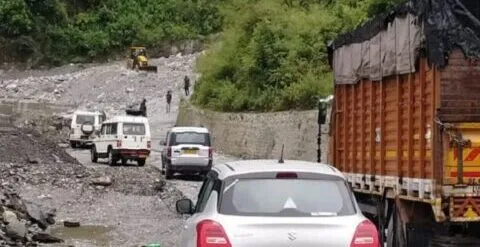 बागेश्वर: लगातार हो रही बारिश से 12 आंतरिक सड़कें आवागमन के लिए बाधित