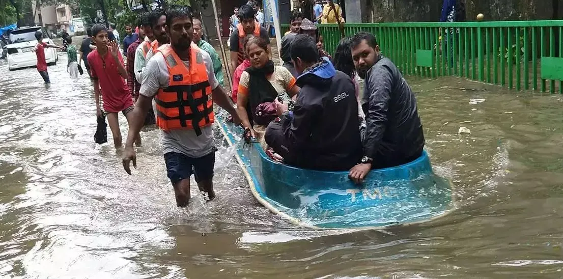 भारी बारिश से महाराष्ट्र के कई जिलों में जनजीवन अस्तव्यस्त, एनडीआरएफ ने नौ बचाव टीमों भेजी