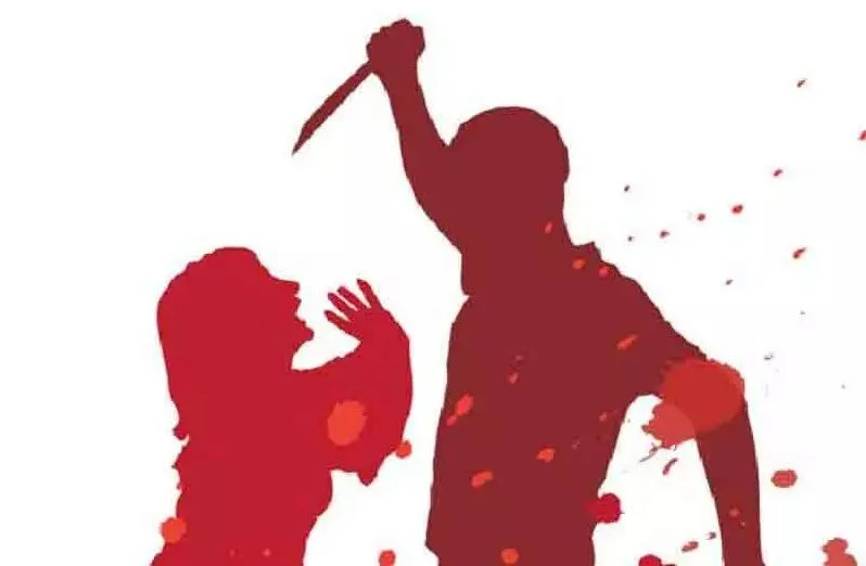 खून से सना चाकू लेकर पहुंचा थाने, बोला- कर दी है पत्नी की हत्या…