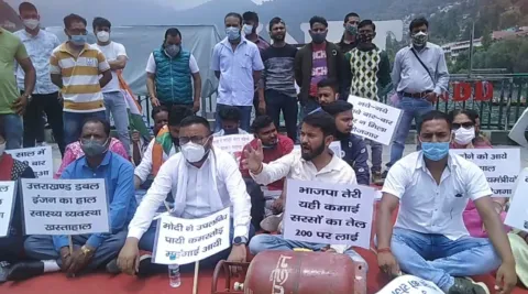 नैनीताल: मंहगाई के खिलाफ कांग्रेसी नेताओ‍ं ने किया प्रदर्शन