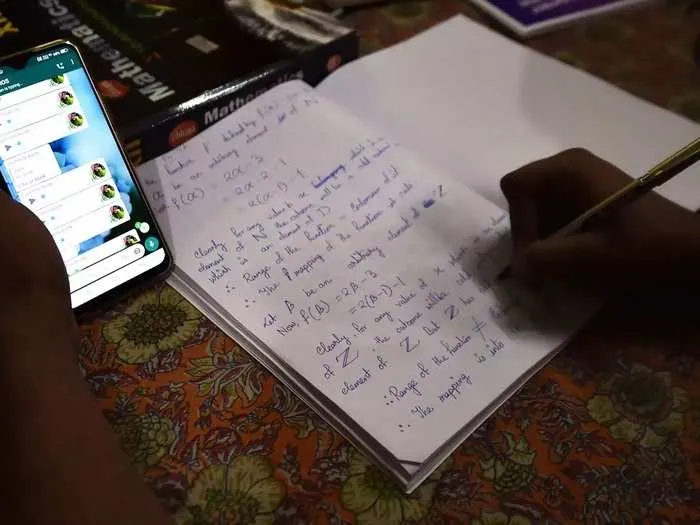 Online पढ़ाई बढ़ता बोझ… नहीं था Smartphone तो students कर रहे थे suicide, झारखंड पुलिस का idea और हो गया कमाल