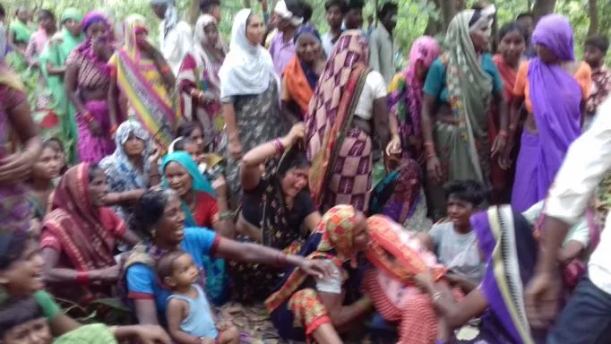 पीलीभीत: बाघ के हमले में बाइक सवार दो युवकों की मौत, तीसरे ने रातभर पेड़ पर बैठकर बचाई जान