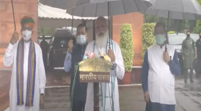सत्र शुरू होते ही जोरदार हंगामा: पीएम मोदी ने नए मंत्रियों का कराया परिचय, स्पीच में बाधा डालने पर विपक्ष पर भड़के राजनाथ