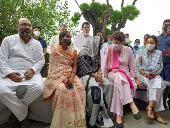 लखनऊ: लखीमपुर पहुंची प्रियंका गांधी, पंचायत चुनाव में हुई हिंसा की पीड़ित महिलाओं से वार्ता जारी
