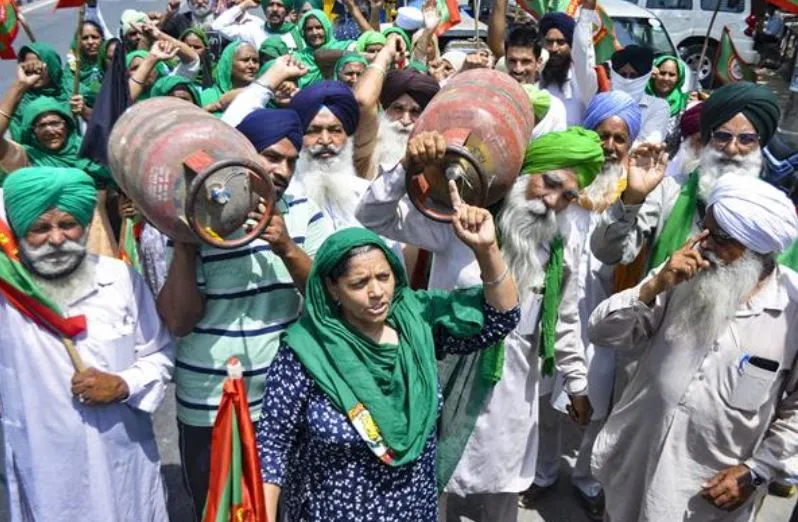 महंगाई के विरोध में किसानों ने हार्न बजा किया प्रदर्शन, कहा- सरकार को नींद से जगाने के लिए…