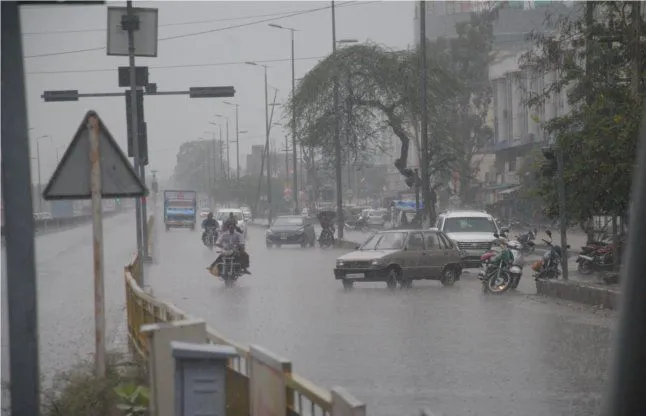 उत्तर प्रदेश में गरज के साथ बारिश, उमस भरी गर्मी से लोगों को राहत