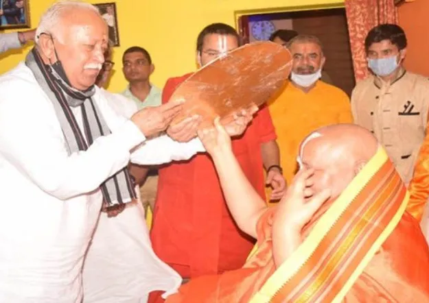 रामभद्राचार्य बोले-भागवत का डीएनए वाला बयान गलत, योगी का काम केवल सोशल मीडिया तक सीमित  