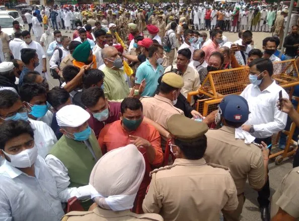 रामपुर: जिला पंचायत अध्यक्ष पद के लिए मतदान जारी, सपा-भाजपा प्रत्याशियों के बीच कांटे की टक्कर