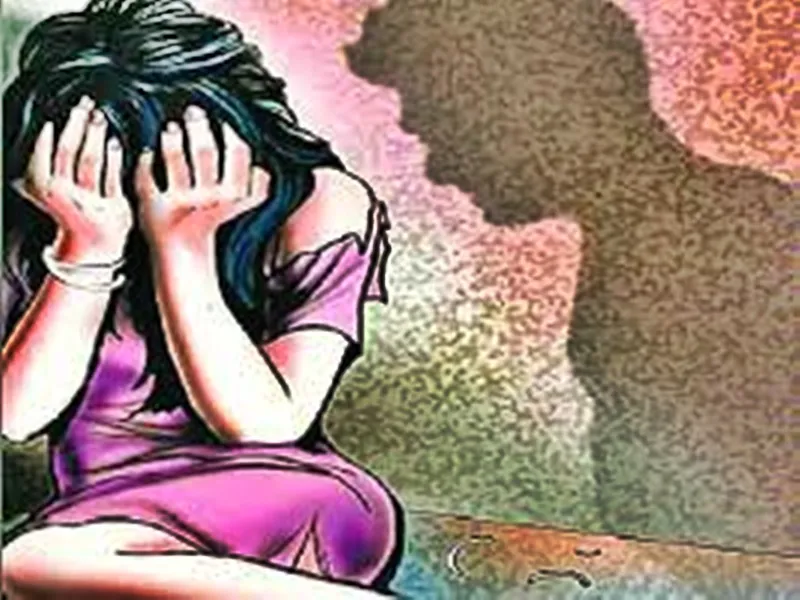 बरेली: प्रेम विवाह से नाराज चचेरे भाइयों ने सरेराह फाड़े बहन के कपड़े