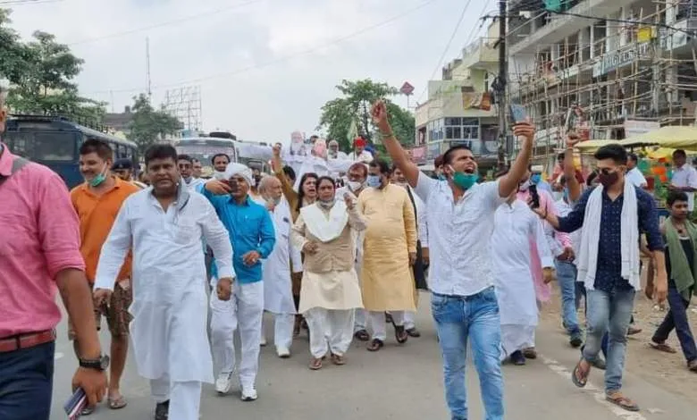 महंगाई के खिलाफ RJD ने किया प्रदर्शन, PM व CM का पुतला फूंका