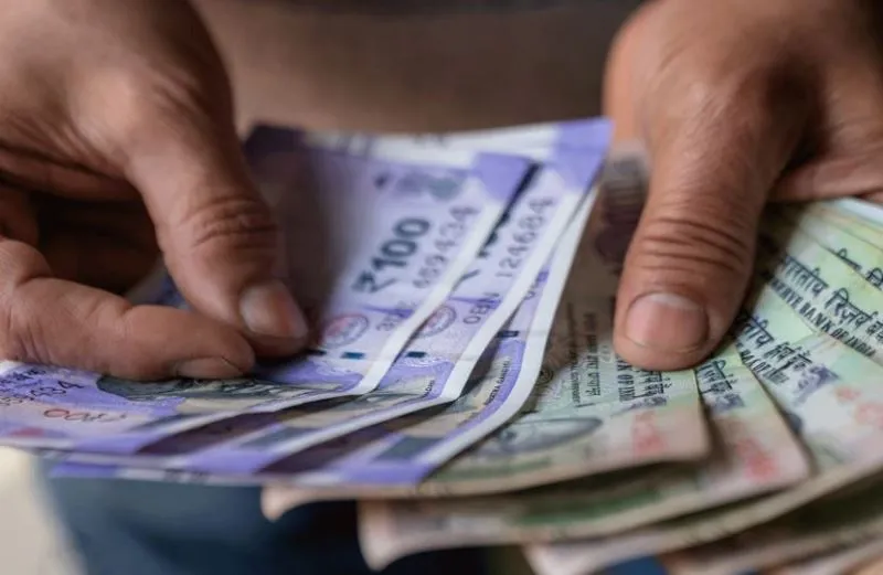 कच्चे तेल के दाम ने भरी रफ्तार तो डॉलर के मुकाबले 24 पैसे लुढ़का रुपया