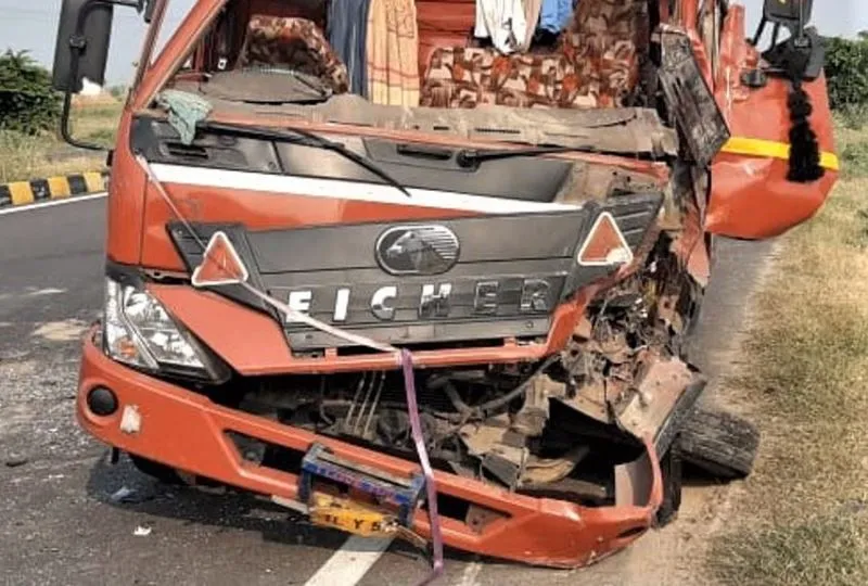 संभल: ट्रक ने मारी रोडवेज बस के सड़क किनारे खड़े यात्रियों को टक्कर, 3 की मौत और 2 घायल