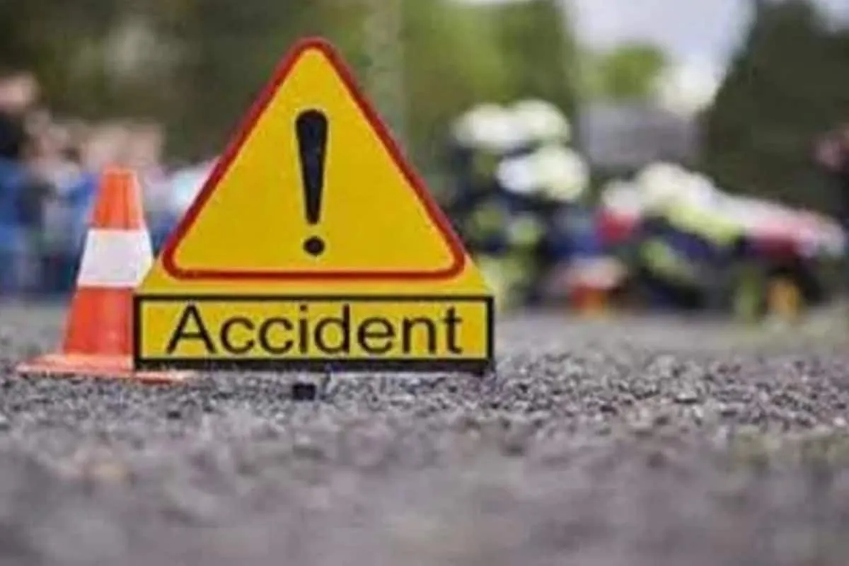 संभल : अज्ञात ट्रैक्टर ने टेंपो को मारी टक्कर, दो लोग घायल
