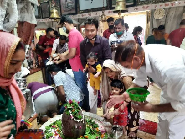बरेली: सावन का पहला सोमवार आज, शिवालयों में उमड़ी भक्तों की भीड़