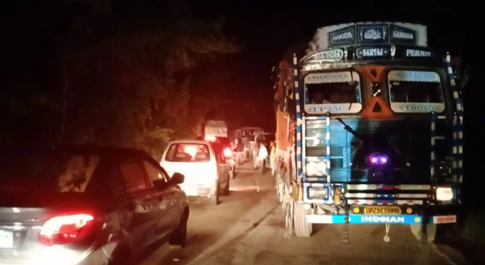 बरेली: बिथरी चैनपुर में कैमुआ नदी की पुलिया से टकराई बेकाबू पिकअप, तीन घायल चालक फरार