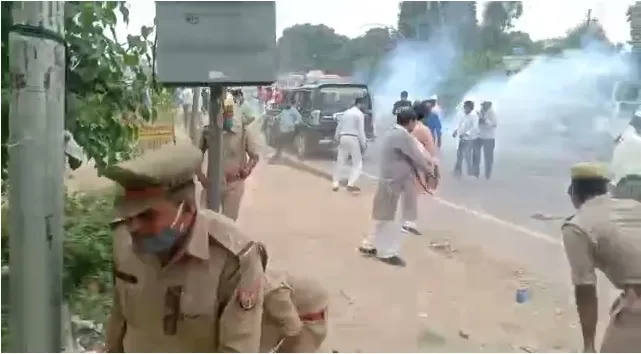 यूपी ब्लॉक प्रमुख चुनाव : नामांकन के दौरान सपा-भाजपा कार्यकर्ता भिड़े, चले ईंट-पत्थर और बम