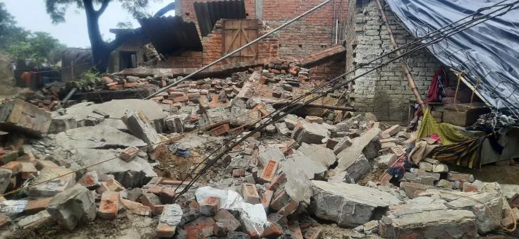 सीतापुर: बारिश के कारण घर का हिस्सा ढहा, मलबे में दबकर मां-बेटे की मौत 