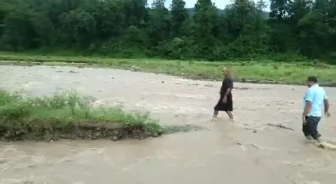 हल्द्वानी: परेशान ग्रामीणों ने डीएम से कहा- घोषणा में ही बना था आठ साल पहले सूखी नदी पर पुल